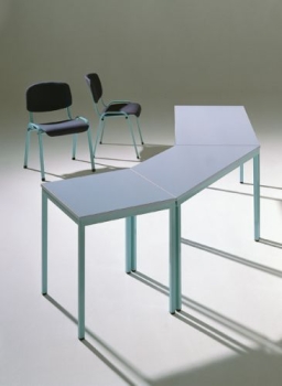 Trapez-Tische mit Quadratprofilfüßen