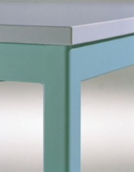 Trapez-Tische mit Quadratprofilfüßen